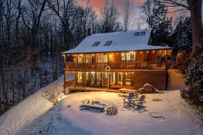 Image de Waterfront 3 Bedroom 3 Bathroom Large House in Bridport—Fire pit, Grill, Deck