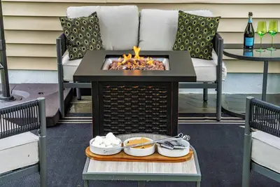 Image de Raleigh Retreat: Fire Pit, Patio & Workspace