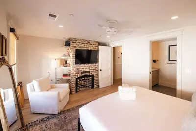 Image de The Grand Helène - Newly Renovated 11bd, 12ba - 2 Blocks from King St!