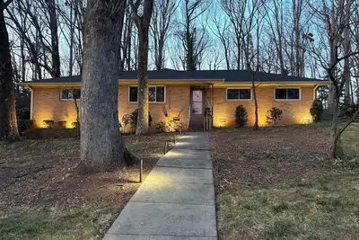 Image de Spacious 3-bedroom house in charming Charlotte with bonus/game room