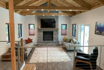 Image de Modern Stateline home, Walk to town, Large 2 car garage, Dead end street.