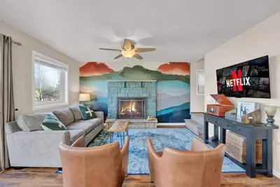 Image de Cozy Pocono Lakefront | Jacuzzi + FirePit + Pool