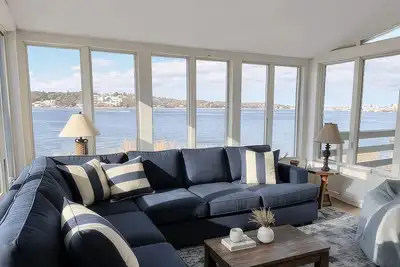 Image de Stunning Waterfront Escape: Riverfront Serenity Meets Beachside, 3 bed/2 baths