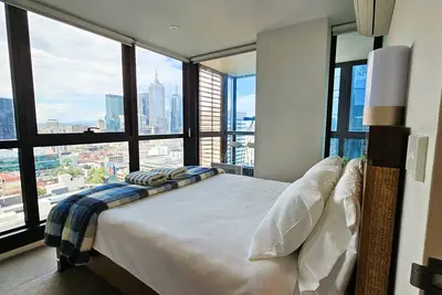 Image de Melbourne Sky | Cbd Corner 2br2ba | Pool Gym Sauna