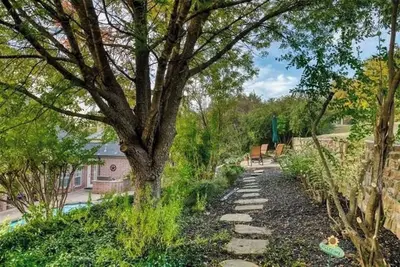 Image de Grand 5br Mansion with Resort Pool & Hot Tub, Chef’s Kitchen & Gated Privacy