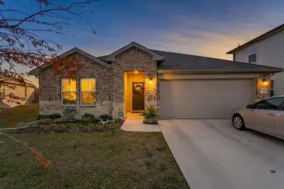 Spacious Stylish Home Near Austin