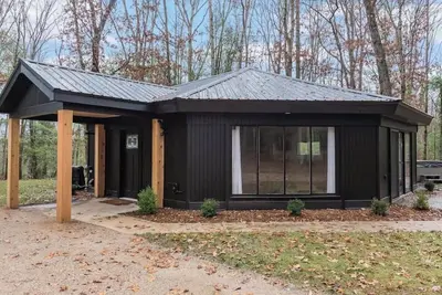 Image de Four Pines Cabin - Private Cozy Cabin on 10 acres with Hot Tub near Baldwin