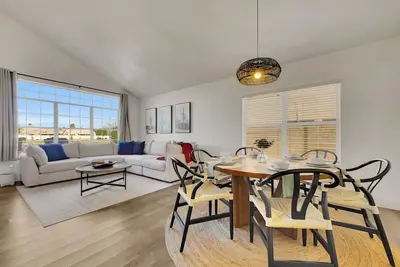 Image de Pool Home. Sleeps 11. Super Mesa Location!