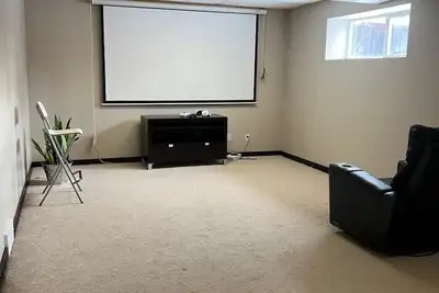 Private & Quiet Basement Suite – Easy Access to Downtown & Transit\"