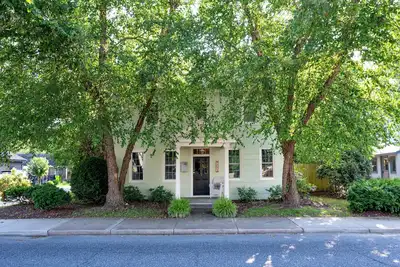 Image de 404 Union St. - Historic Charm in the Heart of Milton – Walk to Downtown
