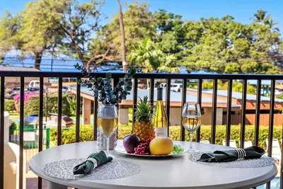 Image de New Listing! Charming Condo Steps to the Beach