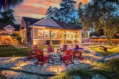 Image de Sleeps 16 | Luxury Lakefront Getaway, Pool, Spa, Sportcourt. Theater, Game Room!