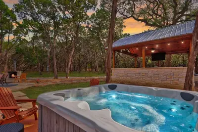 Image de Modern Hill Country house & rustic cabin with a private pool and hot tub