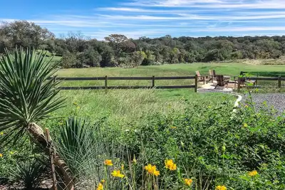 Image de Riverfront family home with large yard, gas grill & outdoor dining area