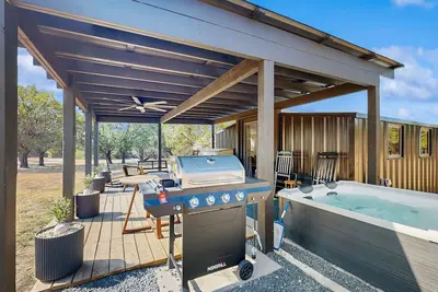 Image de Modern Hill Country Tiny house with kitchen, Wifi, private patio and hot tub