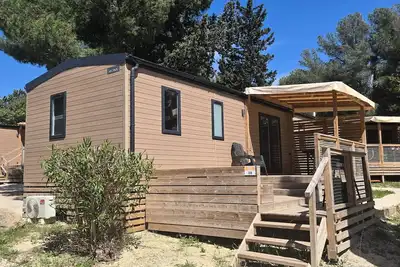 Image de Mobil-home | Premium | 3 Ch. | 6 pers. | Terrasse surélevée | A/C | Tv