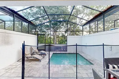 Image de Dog-friendly retreat with pool, covered patio, children's items, grill, and Ac