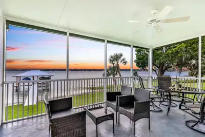 Image de Dog-friendly lakefront home with fast WiFi, central Ac, patio, & game room