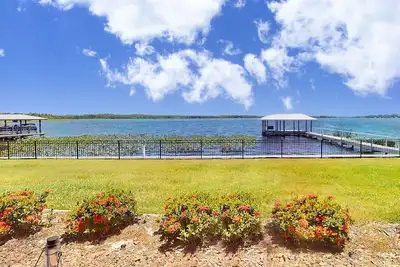 Image de Lakefront home with private dock, garage parking, sunroom, W/D and Wifi