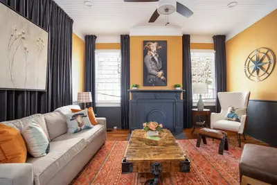 Image de Forsyth Historic Duplex Sleeps 10 - Great for large Groups!