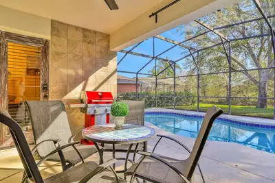 Image de Peaceful home with an enclosed patio, pool, grill, washer/dryer, & Ac