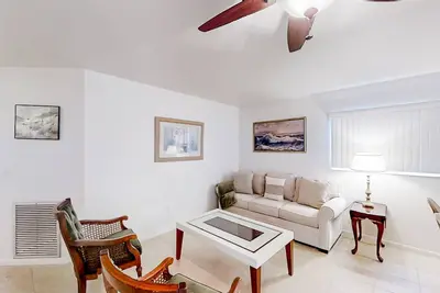 Image de Dog-friendly canal-front home near Lake Jackson with water views, grill, firepit