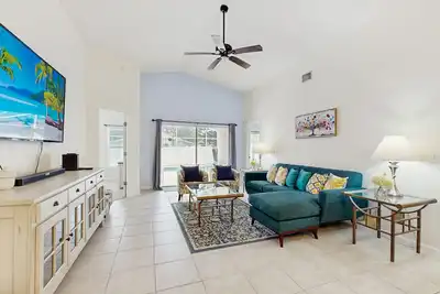 Image de Single-level home with private pool, close to shopping & attractions