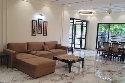 Image de 3-bedroom house in enchanting Lahore with cool Ac comfort