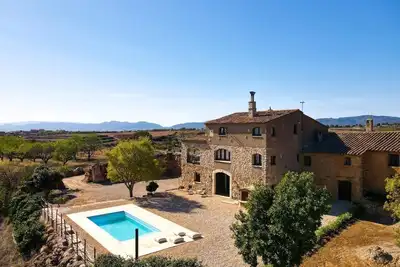Image de Ferme isolée entourée de vignes, d'oliviers et de forêt.