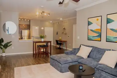 Image de King Bed • Modern 2br • Historic West End Dallas