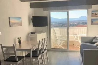 Beau 2 pièces, clim, piscine, parking privé…