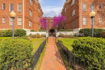 Image de Last Min Deal - Historic Condo - 1 King 2 Queens