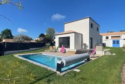 Image de Villa '37 Au Bord De La Piscine' avec piscine privée, terrasse partagée et Wi-Fi
