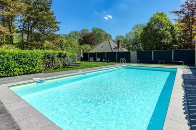 Image de Villa avec lodge de couchage et piscine.
