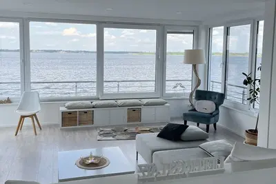 Image de Floating house, vacation home sea vacation