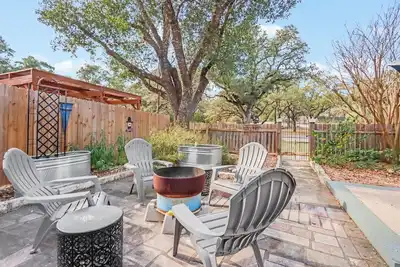 Image de Blue Haven Bungalow | Walk to Cypress Falls, Fire Pit & Fenced Yard