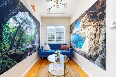 Image de Stylish Peacock-Inspired 3br Home