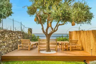 Image de Casa Tre Uliva – L’élégance du silence, le luxe de l’authentiqueAu cœur le plus authentique de Corniglia, Casa Tre Uliva voit le jour en 2025 : une maison d’hôtes haut de gamme qui redéfinit le concept d’hospitalité dans les Cinque Terre.