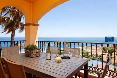 Image de Dolphins Sights Views by Alfresco Stays