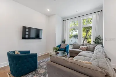 Image de King-bed home duo near East Nashville with parking