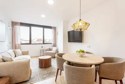 Image de Descubre este moderno apartamento de 2 habitaciones en el corazón de Tetuán, ideal para estancias largas y diseñado para ofrecerte comodidad, funcionalidad y estilo. Situado en la tranquila y bien comunicada calle Julián Besteiro