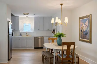 Image de The Half Shell Cottage - Walkable Beach Bungalow