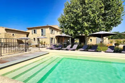 Image de Bastide de caractère vue dominante, piscine et spa
