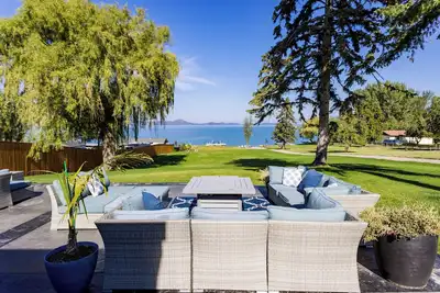 Image de Midcentury Modern Lake Home with Stunning Views, Beach, Game Room & Hot tub.