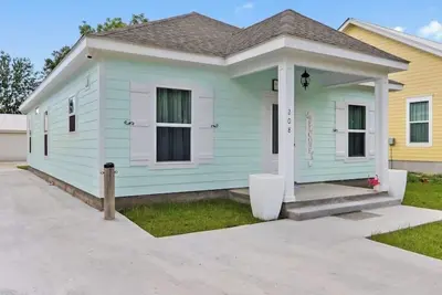 Image de Clean and comfortable 3bedroom 2 bath cottage near beach and olde town