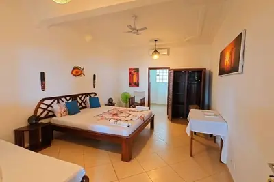 Image de Chambre triple confort au Rdc – Hôtel de charme avec piscine à Nosy Be