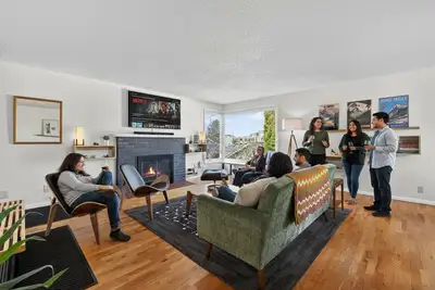 Image de Stylish Getaway | Sleek Stay Near Fifa