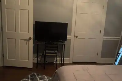 Image de Beautiful 3-bedroom house with a charming sunroom in Albany