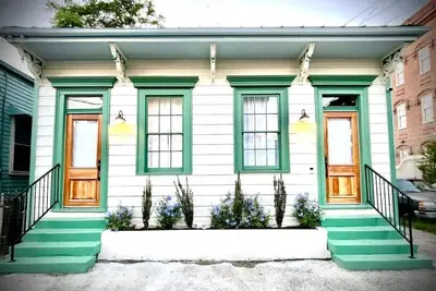 Image de 1 bed 1 bath in tranquil New Orleans style cottage