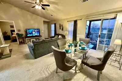 Image de Elegant 3br w/ Balcony Near Target & Dining